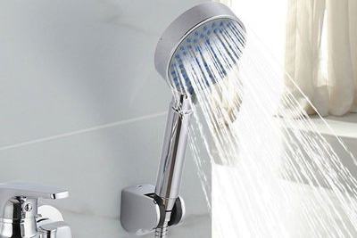 对比普通花洒，昆明全铜款优势：恒温阀芯控温准，安装后冷热切换无温差适配滇中温差